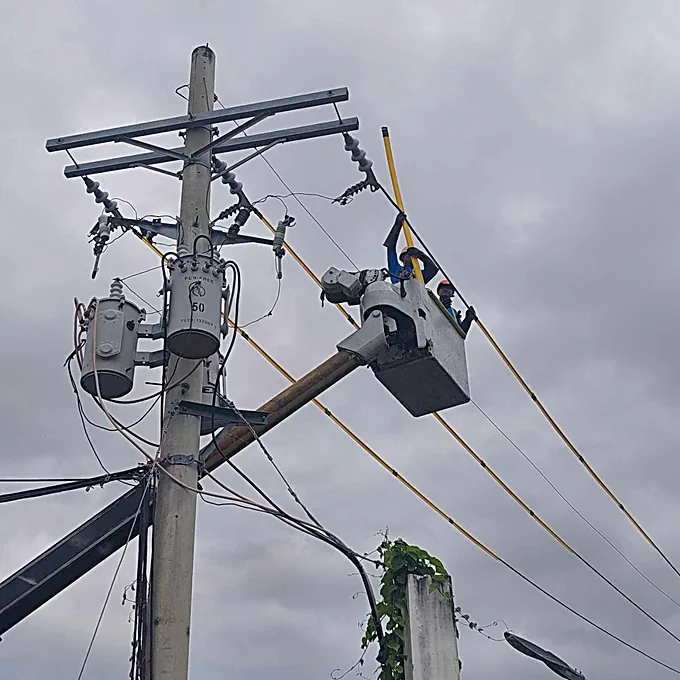 Bestcor lineman working from an aerial lift on a distribution pole.